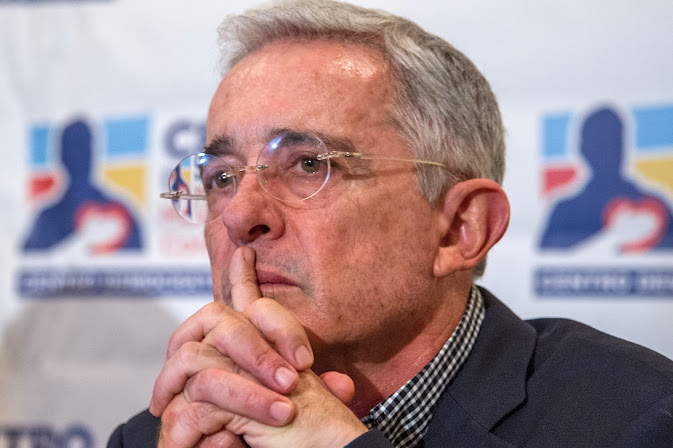Álvaro Uribe descarta aspirar a la Vicepresidencia de Colombia en 2026 Fondo abstracto colorido y vibrante.