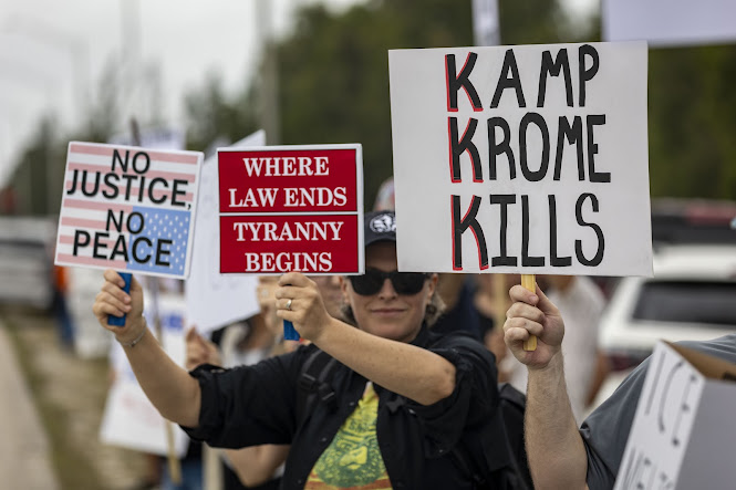 Tribunal en EE.UU. impide revocar green card sin respetar el debido proceso Obra de arte de Mills Zza expuesta.