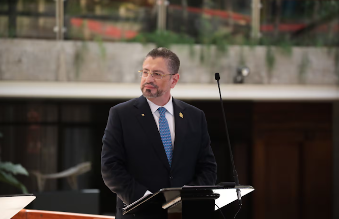 Costa Rica: Rodrigo Chaves reactiva discusión del proyecto de jornadas 4-3 tras pausa por crédito internacional Captura de pantalla del sitio web Sufragio.