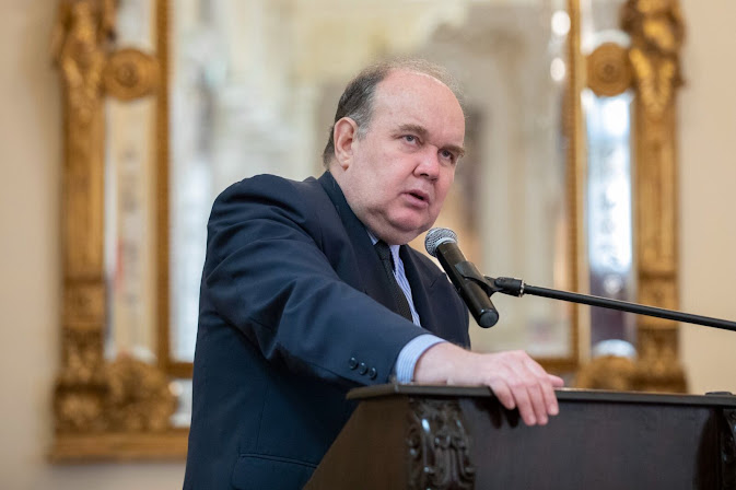 Perú: López Aliaga evalúa movilización por rechazo a tren Lima–Chosica y lanza críticas al MTC Fondo abstracto colorido y vibrante.