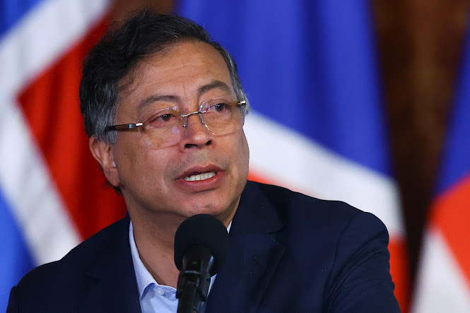 Colombia se retira como socio global de la OTAN por decisión de Petro Fondo abstracto de diseño geométrico colorido.