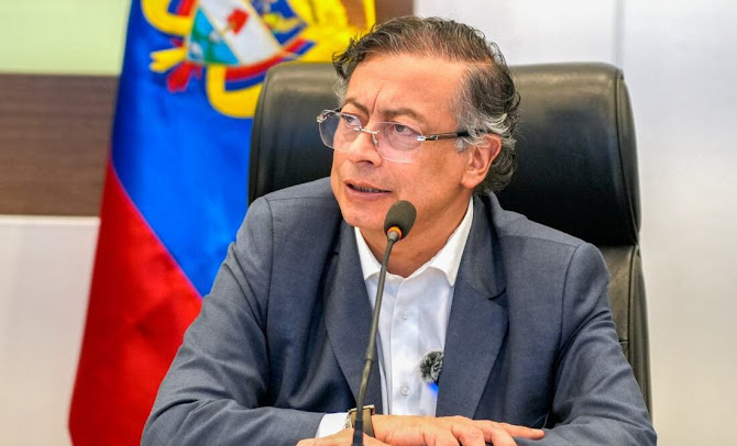 Gobierno de Petro presenta nueva ley de sometimiento criminal en busca de destrabar la ‘paz total’ Fondo abstracto colorido y vibrante.