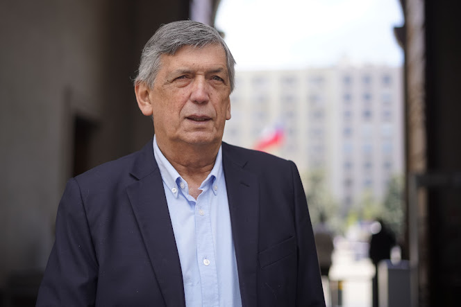 Chile: PC respalda candidatura de Daniel Jadue y asegura que no tiene inhabilidades legales para postularse Imagen abstracta con colores vibrantes y formas.