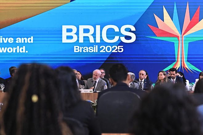 BRICS 2025 arranca en Río bajo estricta seguridad y con ausencias clave Imagen abstracta con tonos oscuros y texturas.