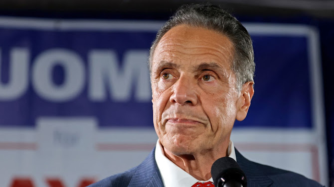 Andrew Cuomo desafía a Mamdani con candidatura independiente por la alcaldía de Nueva York Mujer votando en una urna electoral.