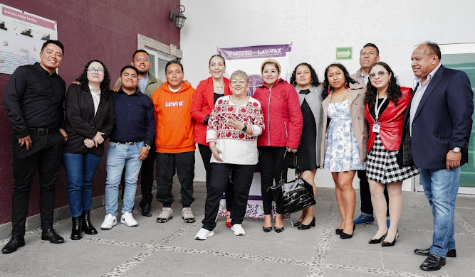 Alcaldesa de La Paz exhorta a abogados a ejercer con ética y compromiso social Retrato de Lalo en un entorno urbano.