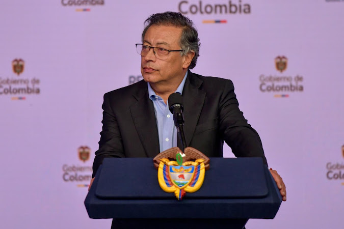 Petro confirma ingreso de Colombia al Consejo de Seguridad de la ONU por dos años Diseño abstracto colorido y vibrante.
