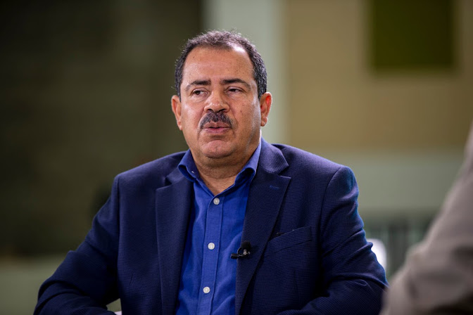 Alcalde de Cartago, Costa Rica, llama a no politizar solicitud de declarar non grato al presidente Chaves Fondo abstracto colorido y vibrante.