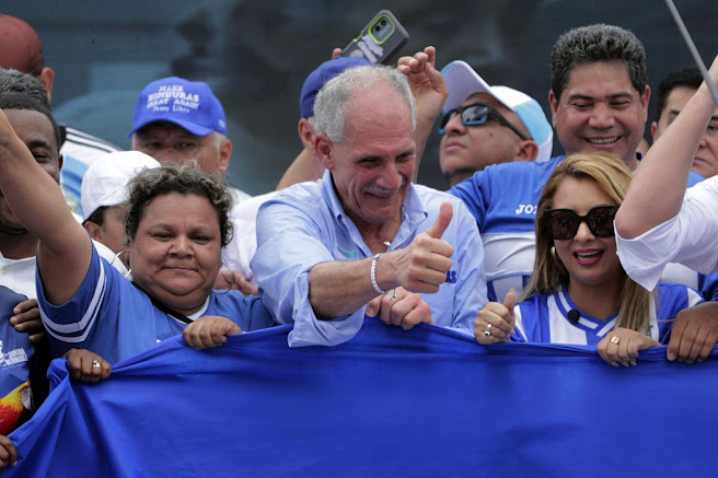 Proceso electoral en Honduras avanza entre acusaciones de fraude y crisis en el órgano electoral Imagen abstracta con tonos oscuros y luces.