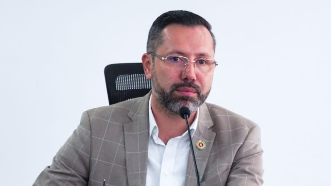 Consejo de Estado anula elección de Jaime Andrés Beltrán como alcalde de Bucaramanga por doble militancia Fondo abstracto de diseño geométrico colorido.