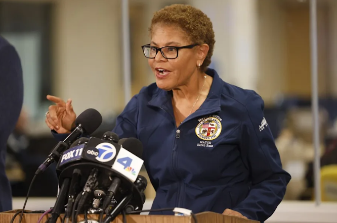 Alcaldesa de Los Ángeles denuncia redadas migratorias encubiertas pese a orden judicial Captura de pantalla del 11 de agosto de 2025.