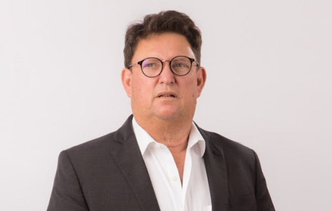 La batalla por el futuro de Costa Rica: Un mosaico de candidaturas en la era Post-Chaves Retrato de Elliot Coen.