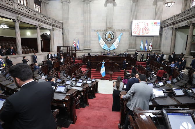 Congreso de Guatemala prioriza elección de directores para la Superintendencia de Competencia tras amparo de la Corte Fondo abstracto colorido y vibrante.