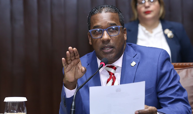 PRM mantiene en suspenso la designación del diputado por La Vega en RD Evento de Sufragio 2025 con participantes reunidos.