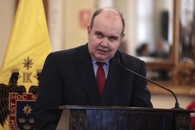 Municipalidad de Lima retira medalla a Gustavo Petro y lo declara persona non grata Retrato de Rafael Lopez Aliaga.