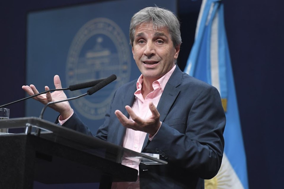 Argentina: Luis Caputo asume el BCRA en un contexto de alta tensión financiera Imagen abstracta con colores vibrantes y formas.