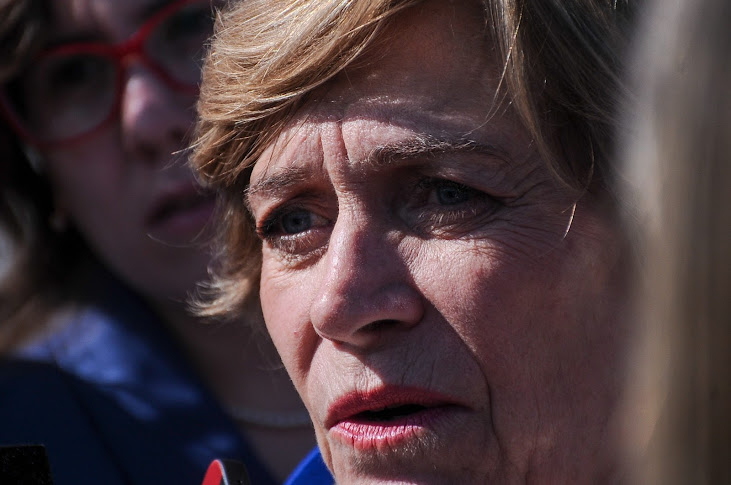 Chile: Evelyn Matthei marca inicio de campaña con críticas al gobierno y a los extremos políticos Imagen de un evento con público asistente.