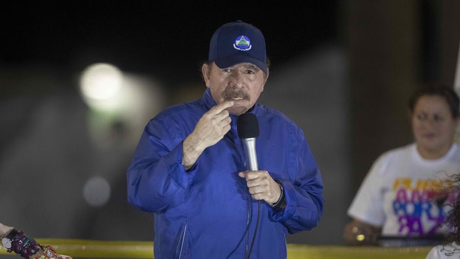 Trump señala a Nicaragua como ruta clave del narcotráfico y cuestiona “muro de contención” de Ortega Imagen abstracta con colores vibrantes y formas.