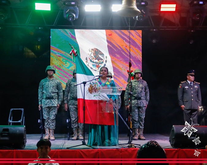 Primera mujer encabeza el Grito de Independencia en Martínez de la Torre Siete elementos en una composición visual.