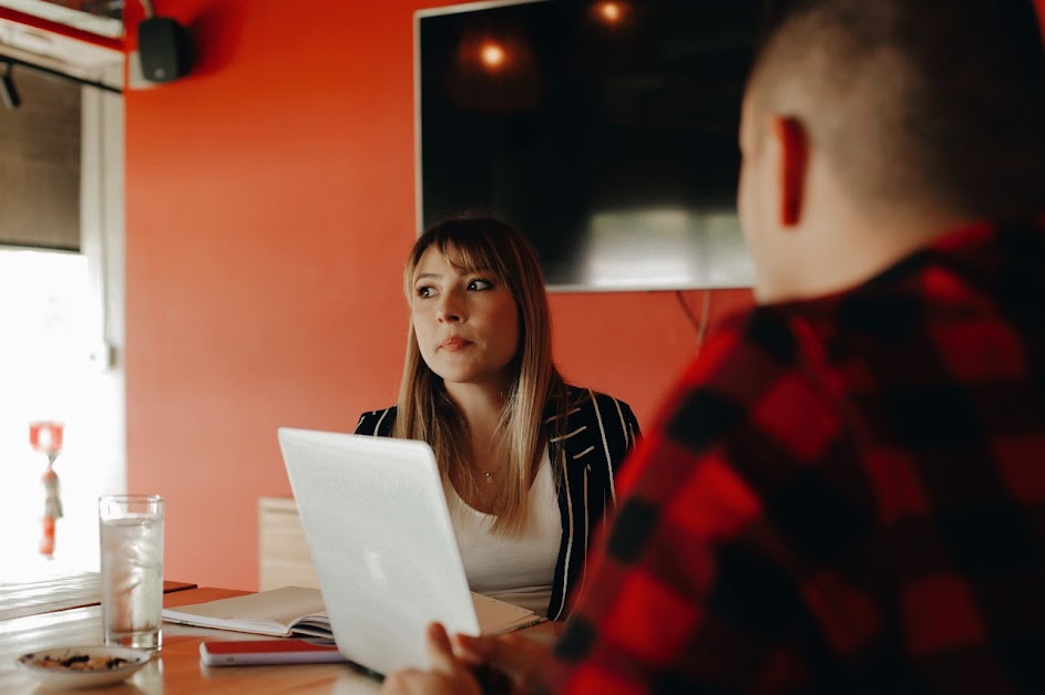 El precio de jugar como todos: el rol del estratega digital frente a la polarización Imagen de un mensaje de WhatsApp.