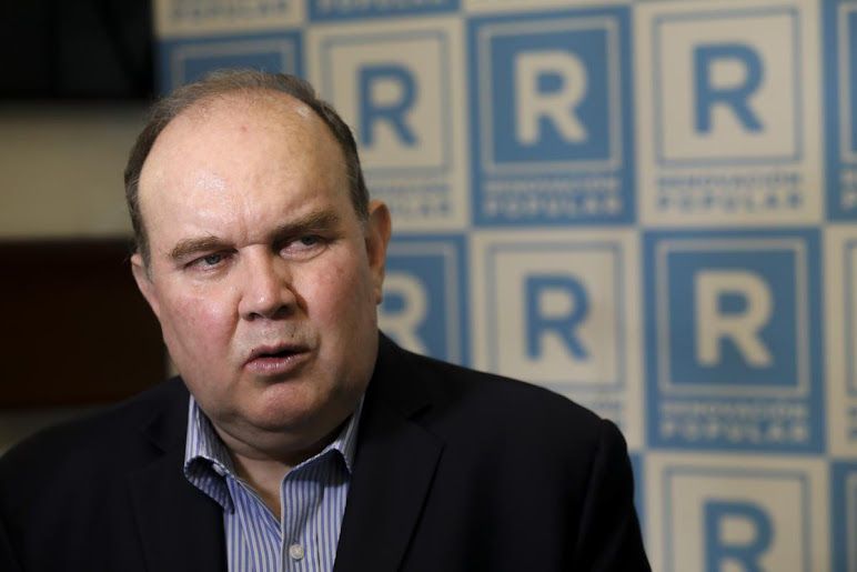 Rafael López Aliaga esperará hasta el 13 de octubre para decidir su candidatura presidencial Imagen abstracta con colores vibrantes y formas.