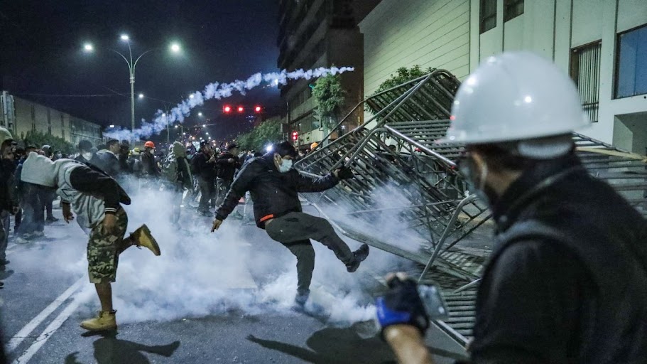 Persona en evento público con micrófono.