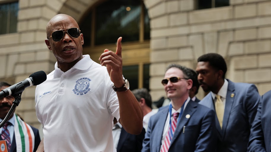 El gobierno de Nueva York distribuirá 350.000 computadoras a estudiantes de escuelas públicas para cerrar la brecha digital Imagen de un paisaje natural.