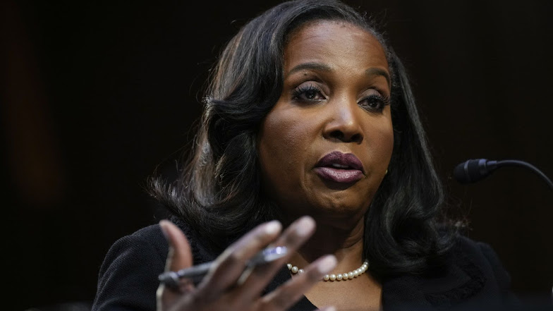 Trump eleva la presión sobre la Fed y recurre al Tribunal Supremo contra Lisa Cook Lisa cocinando en la cocina.