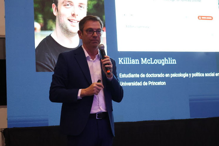 Fernando Menéndez analiza cómo comunicar en contextos de hartazgo social en la Cumbre Cartagena Foto de paisaje natural con vegetación exuberante.