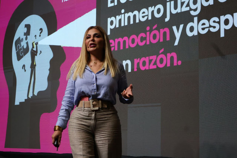 “La percepción inspira, la palabra convence”: Vero Ríos destaca el poder de la imagen en la Cumbre Mundial de Comunicación Política Persona sonriendo en un entorno natural.