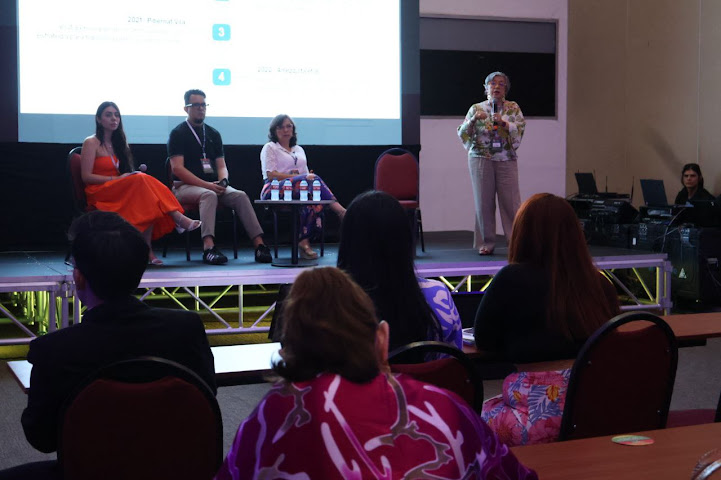Universidad Externado analiza la misoginia en redes y su impacto político en la Cumbre Cartagena Persona sonriendo en un entorno natural.