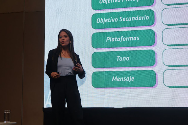 Contenido con historia y emoción, el reto de las campañas según Estefanía Herrera en la Cumbre Mundial de Comunicación Política Persona sonriendo en un entorno natural.