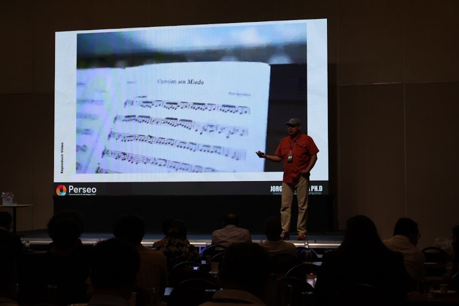 Jorge Aguilera destaca el poder del posicionamiento en campañas sensoriales ante un elector saturado en la Cumbre Cartagena Imagen de un paisaje natural sereno.