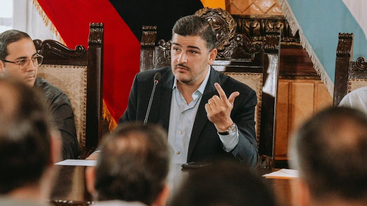 El alcalde de Guayaquil respalda cambios estructurales, pero rechaza convocar a Constituyente ahora Imagen abstracta con colores vibrantes y formas.