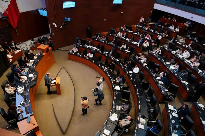 Senado aprueba en lo general reforma la Ley de Amparo Imagen abstracta con colores vibrantes y formas.