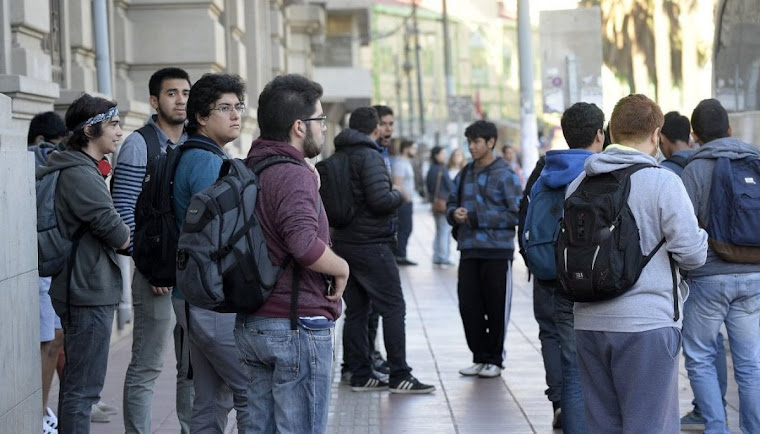 Cómo completar el FUAS 2026 para acceder a beneficios estatales en Chile Imagen de un evento con público asistente.