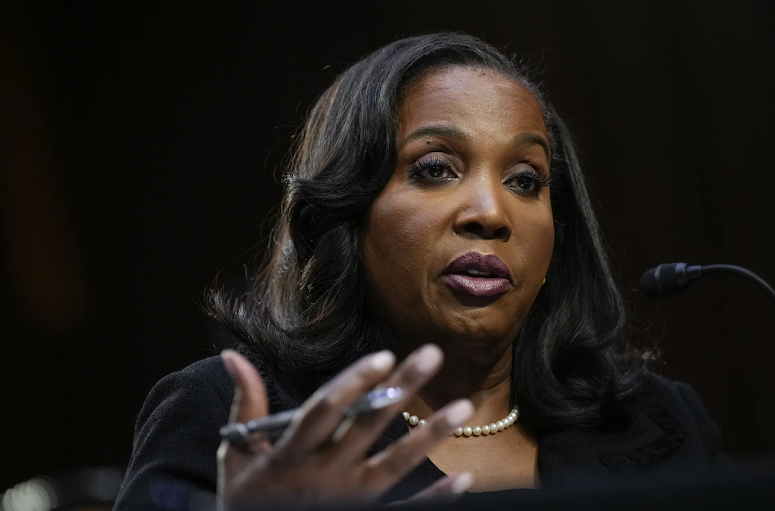 La Corte Suprema bloquea temporalmente la destitución de Lisa Cook impulsada por Trump Captura de pantalla del sitio web Sufragio.