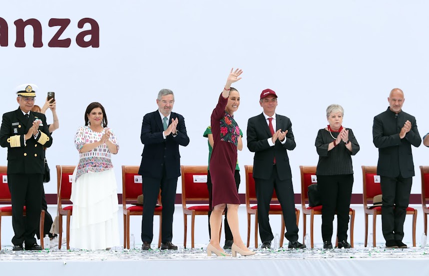 Sheinbaum cierra su primer año de gobierno con un Zócalo lleno y mensaje de unidad Imagen abstracta con colores vibrantes y formas.