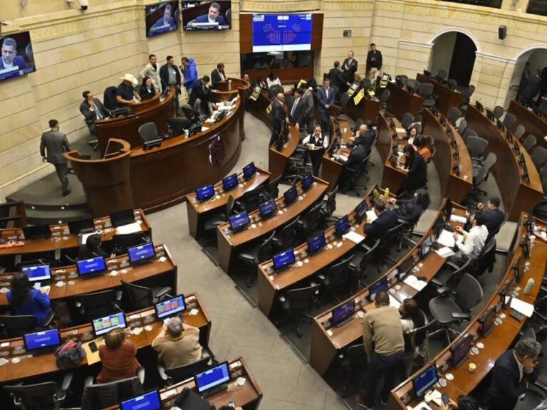 Senado colombiano aprueba en primer debate la ‘ley anti-clanes políticos’ que busca frenar el poder familiar en el Congreso