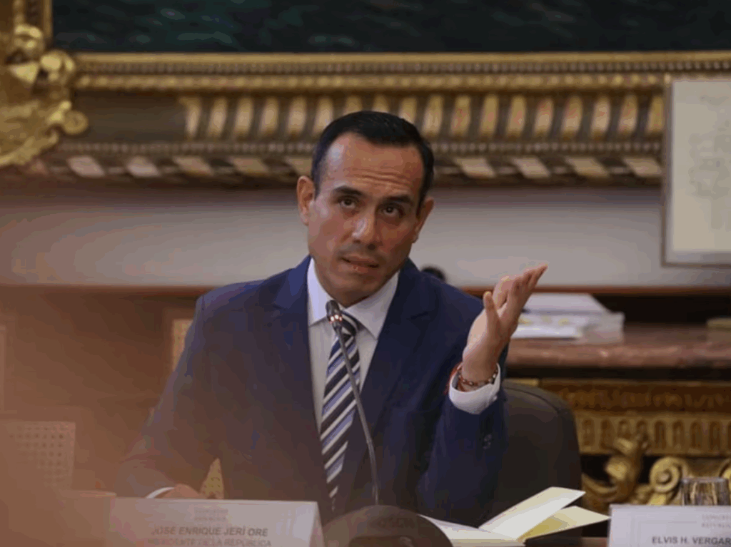 Presidente interino de Perú denuncia complot y niega actos ilícitos