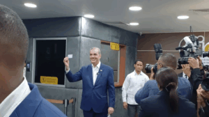 JCE entrega nueva cédula a Luis Abinader y anuncia jornada nacional desde abril