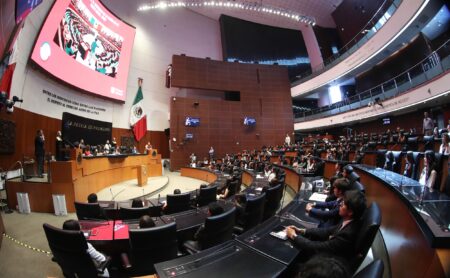 Senado propone reforma laboral para integrar migrantes a empleos
