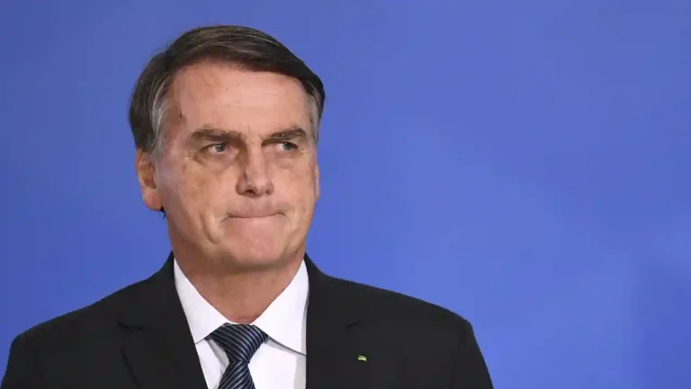 Bolsonaro es hospitalizado tras caída en prisión de Brasilia