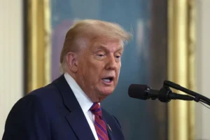 Trump pide a demócratas colaborar en deportación de inmigrantes