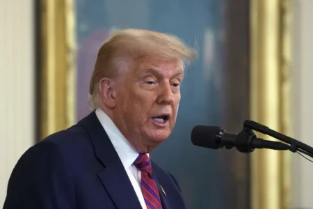 Trump pide a demócratas colaborar en deportación de inmigrantes