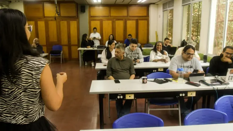 Medellín forma a 400 docentes en educación flexible para extraedad