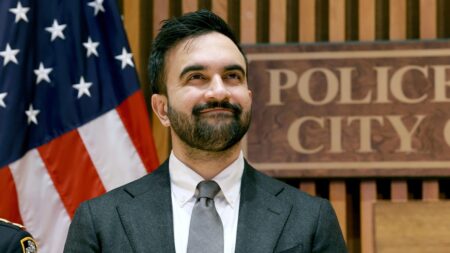 Alcalde de Nueva York exige liberar a empleado detenido por ICE