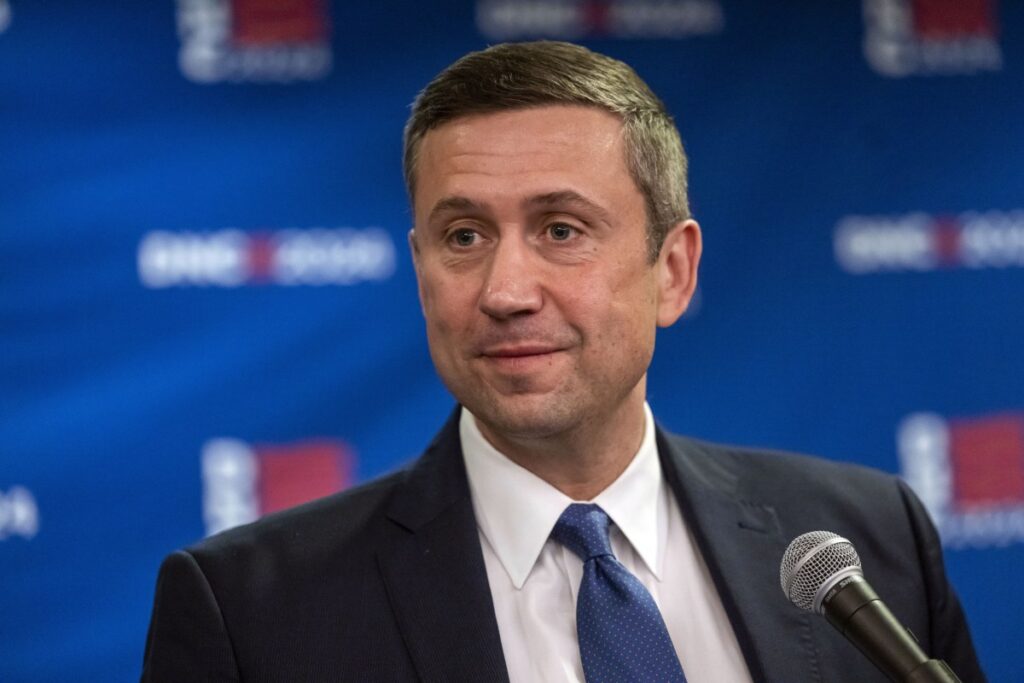 Trump llama a iraníes a controlar instituciones ante represión