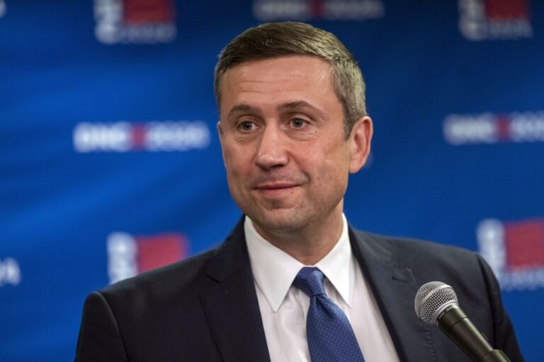 Trump llama a iraníes a controlar instituciones ante represión