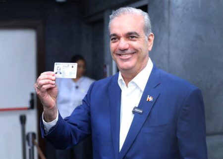 Luis Abinader recibe la nueva cédula de identidad dominicana